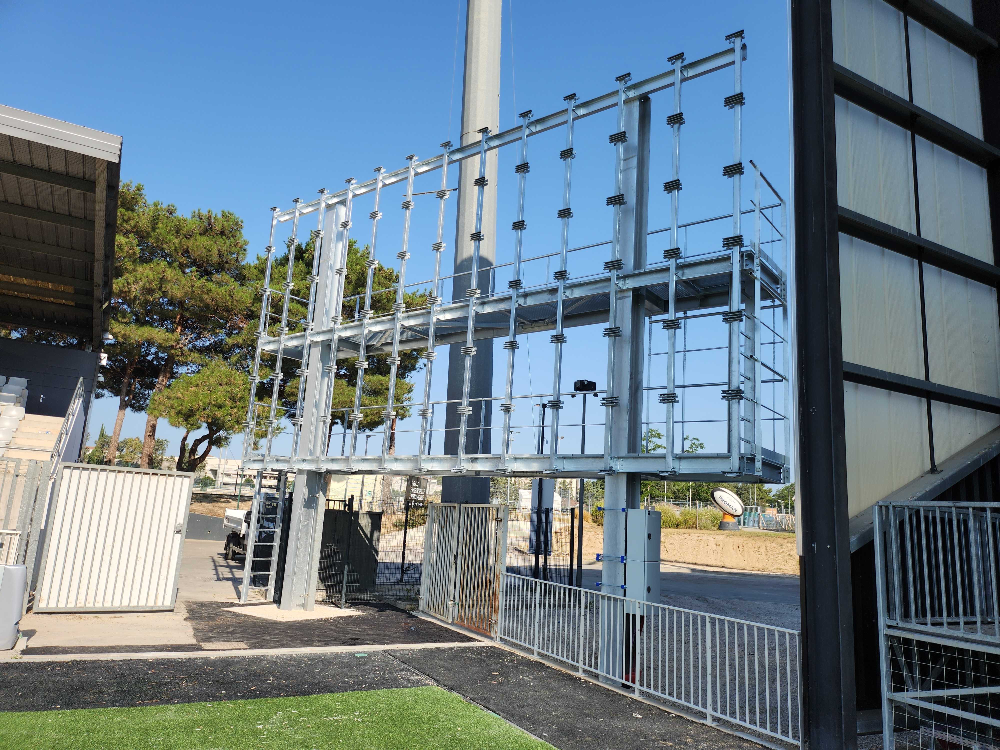 Fondations et structures métalliques pour écrans géants réalisées par SOTRAVAD à Aix-en-Provence